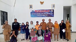 Momen kebersamaan penerima BLT Dana Desa dengan Camat Tonjong dan Sekretaris Desa Linggapura usai penyaluran bantuan triwulan IV tahun 2025 di Brebes. Foto: Portal Pantura/Yudhi Prasetyo.