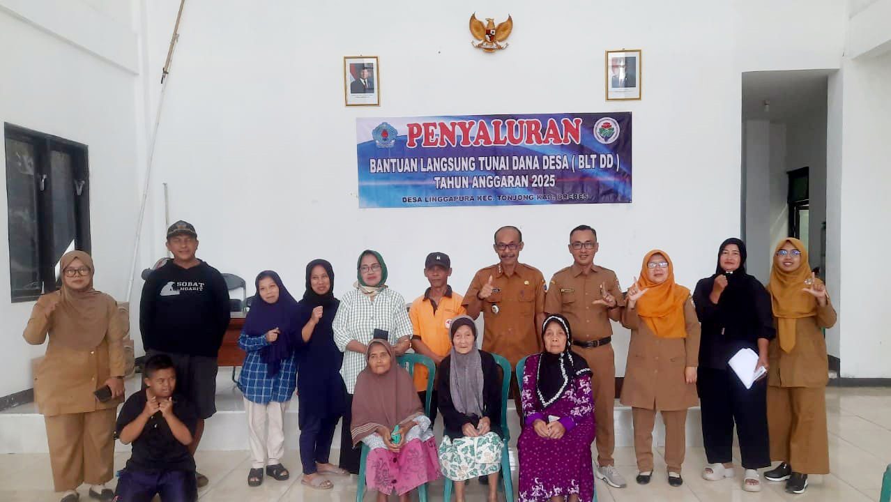 Momen kebersamaan penerima BLT Dana Desa dengan Camat Tonjong dan Sekretaris Desa Linggapura usai penyaluran bantuan triwulan IV tahun 2025 di Brebes. Foto: Portal Pantura/Yudhi Prasetyo.