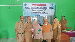 Kepala Desa Purbayasa Syaefudin menyerahkan Bantuan Langsung Tunai Dana Desa (BLT DD) triwulan IV secara simbolis kepada warga, disaksikan Camat Tonjong Lukman Hakim SH, SIP, di Aula Balai Desa, Senin (8/12/2025). Foto: Portal Pantura/Yudhi Prasetyo.