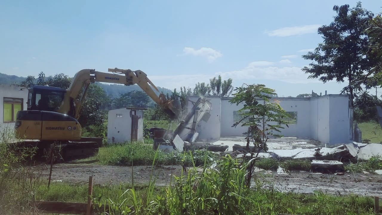 Sebuah alat berat merobohkan sks kantor Waskita yang nantinya akan dibangun KDMP Kutamendala. Foto: Portal Pantura/Yudhi Prasetyo.