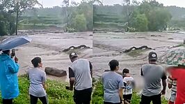Anggota Komisi I DPRD Brebes, Hj. Nur Bintang, menyaksikan luapan Sungai Keruh di Desa Adisana, Kecamatan Bumiayu, Minggu (21/12/2025). Ia menyoroti alih fungsi hutan di Gunung Slamet sebagai penyebab banjir berulang di Brebes selatan. Foto: Portal Pantura/Imam Muzaky.
