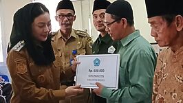 Bupati Brebes Hj. Paramitha Widya Kusuma menyerahkan pembinaan secara simbolis kepada tokoh agama di Aula Kecamatan Tonjong, Selasa (16/12/2025).