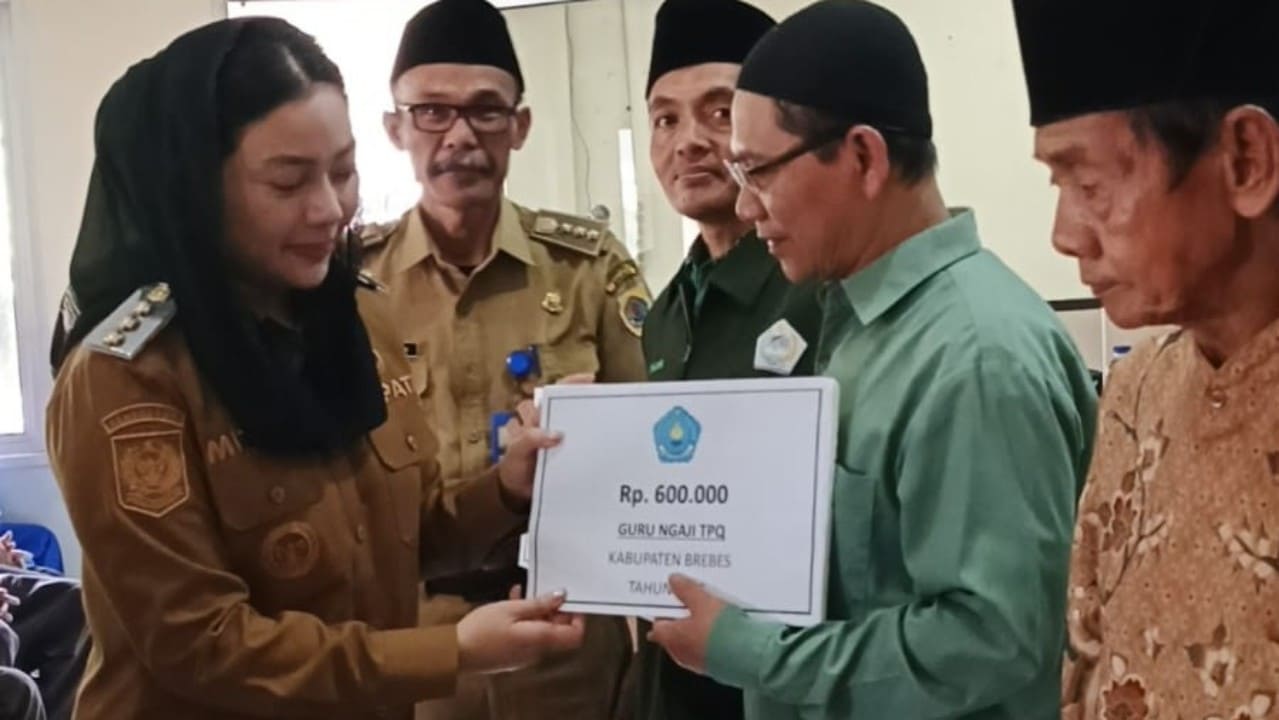Bupati Brebes Hj. Paramitha Widya Kusuma menyerahkan pembinaan secara simbolis kepada tokoh agama di Aula Kecamatan Tonjong, Selasa (16/12/2025).