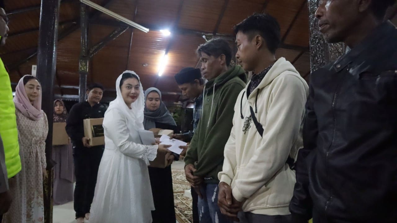 Bupati Brebes Hj Paramitha Widya Kusuma SE MM menyerahkan bantuan secara simbolis untuk warga Brebes yang terdampak bencana di Aceh, di Pendopo Brebes, Minggu (28/12/2025) malam. Foto: Humas Kab. Brebes.
