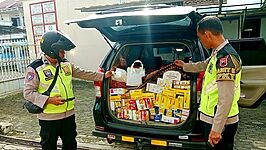 Petugas Polsek Bumiayu menunjukkan barang bukti pencurian yang diamankan dari dalam mobil Toyota Avanza pelaku di Toserba Jadi Baru Bumiayu, Brebes, Selasa (16/12/2025). Lima tersangka berhasil ditangkap dengan barang bukti produk kebutuhan rumah tangga senilai Rp5,2 juta. Foto: Portal Pantura/Yudhi Prasetyo.