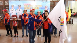 Bupati Brebes Hj Paramitha Widya Kusuma (tengah) melepas 73 atlet kontingen KORMI Brebes yang akan berlaga di Forda Jawa Tengah 2025 di Pendopo Kabupaten Brebes, Jumat (5/12/2025). Kontingen akan bertanding dalam delapan cabang olahraga di Surakarta hingga 7 Desember. Foto: Humas Pemkab Brebes.