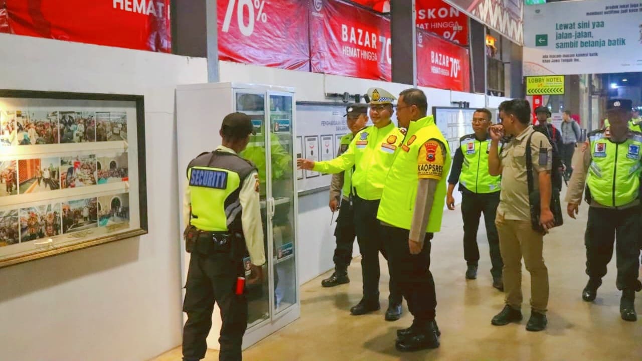 Kapolres Brebes cek kesiapan pos pengamanan Operasi Lilin Candi 2025 di wilayah Kabupaten Brebes, Sabtu (20/12/2025). Foto: Humas Polres Brebes