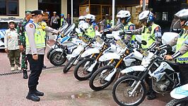 Kapolres Brebes AKBP Lilik Ardhiansyah (tengah) memeriksa kendaraan patroli yang akan digunakan untuk pengamanan malam tahun baru 2026, di Mapolres Brebes, Rabu (31/12/2025). Pemeriksaan ini memastikan seluruh armada dalam kondisi prima untuk mendukung operasional pengamanan. Foto: Humas Polres Brebes