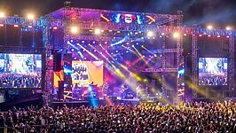 Dewa 19 bersama vokalis Ello dan Virzha menghibur ribuan penonton di konser Naragigs Brebes 2025. Band legendaris ini tampil selama satu setengah jam di Stadion Karangbirahi, Kabupaten Brebes. Foto: dok. Humas Kab. Brebes.