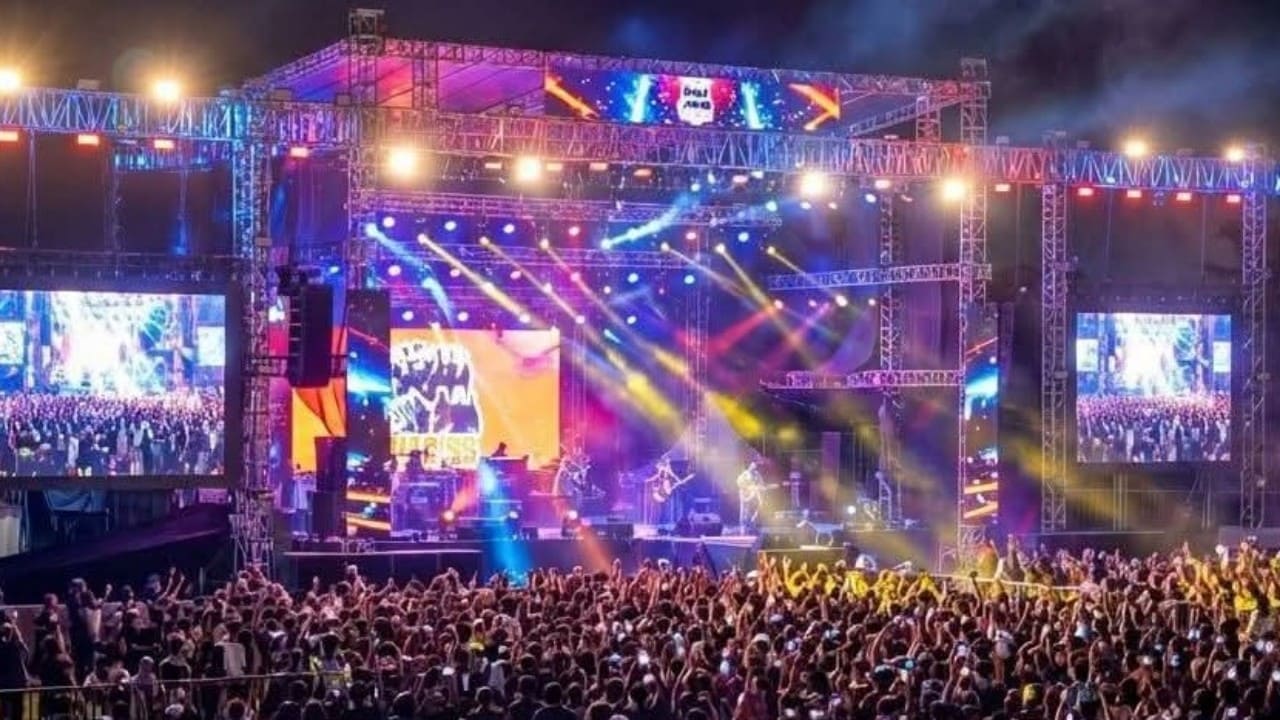 Dewa 19 bersama vokalis Ello dan Virzha menghibur ribuan penonton di konser Naragigs Brebes 2025. Band legendaris ini tampil selama satu setengah jam di Stadion Karangbirahi, Kabupaten Brebes. Foto: dok. Humas Kab. Brebes.