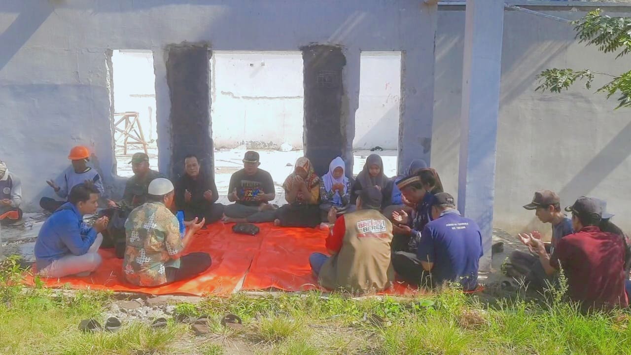 Doa bersama memohon keselamatan dan kelancaran pembangunan KDMP Kutamendala bersama Kades Kutamendala H. Fathuri. S.Ag., Ketua KDMP Kutamendala Abdul Lathief, S.Ag., pendamping KDMP, serta tokoh masyarakat dan warga setempat. Foto: Portal Pantura/Yudhi Prasetyo.