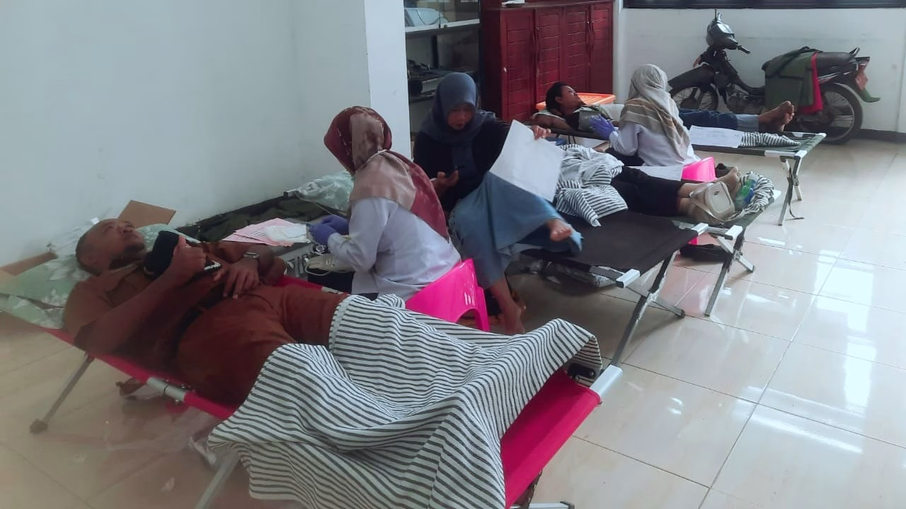Warga Desa Linggapura sedang mengikuti donor darah di aula balai desa setempat, Senin (1/12/2025). Foto: Portal Pantura/Yudhi Prasetyo.