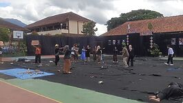Delapan kelas XII SMAN 1 Paguyangan mementaskan drama musikal dengan tema berbeda, mulai dari kritik sosial hingga seruan menjaga kelestarian bumi. Foto: Portal Pantura/Yudhi Prasetyo.