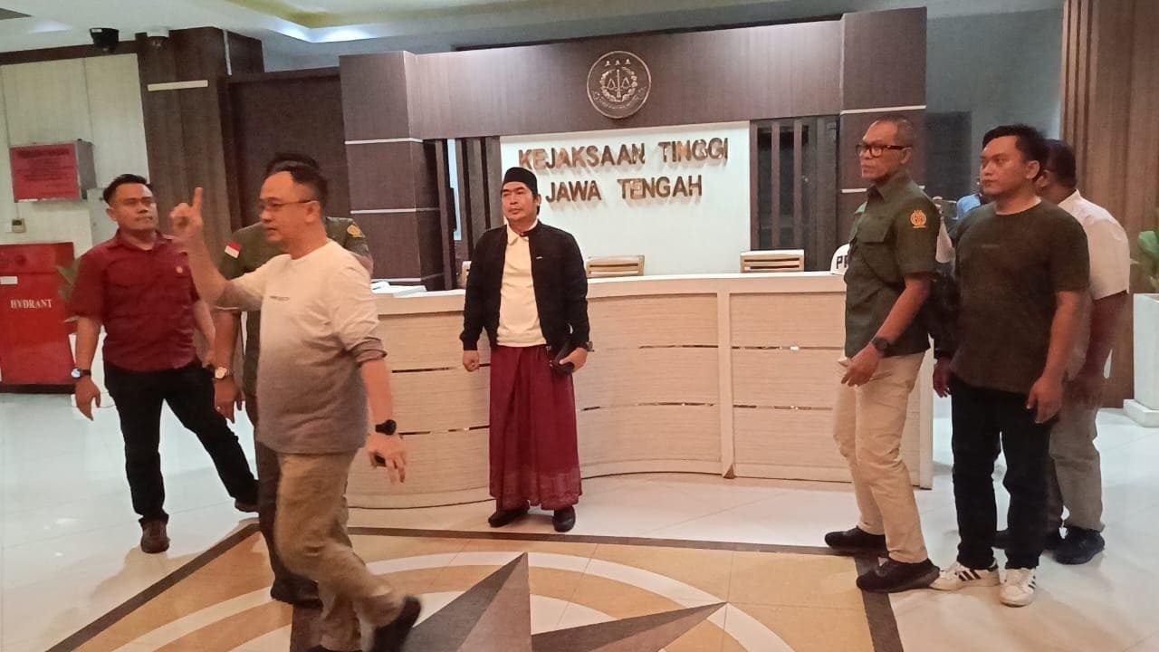 Gus Yazid Basayban digelandang petugas saat tiba di Kejati Jateng untuk pemeriksaan lanjutan, Rabu (24/12/2025). Praktisi pengobatan ini diduga terlibat pencucian uang Rp18 miliar dalam kasus korupsi tanah negara. Foto: Istimewa.