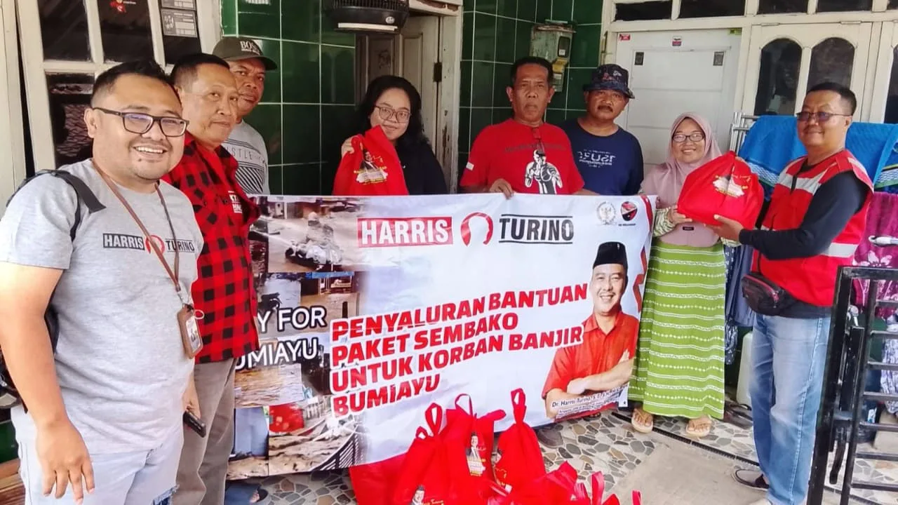 Tim relawan Balane Harris Turino Brebes Selatan menyalurkan paket sembako kepada korban banjir bandang di Kecamatan Bumiayu, Kabupaten Brebes, Senin (1/12/2025). Sebanyak 100 paket sembako dibagikan di Desa Kalierang dan Desa Adisana. Foto: Portal Pantura/Imam Muzaky.