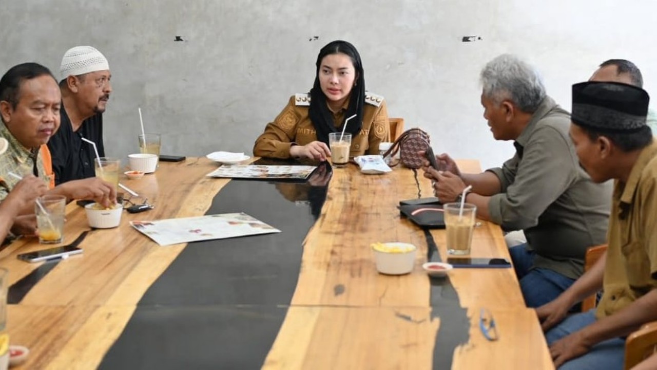 Bupati Brebes Hj Paramitha Widyakusuma bertemu denga tokoh Brebes wilayah selatan, Selasa (16/12/2025). Foto: Istimewa.