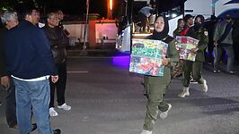 Para warga Brebes turun dari bus sesaat setelah tiba di Kantor Dinas Sosial Brebes, Sabtu (20/12/2025) malam. Sebanyak 34 warga korban bencana longsor di Aceh ini dipulangkan setelah mengungsi selama hampir tiga pekan di Kabupaten Bener Meriah, Aceh. Mereka mendapat bantuan uang tunai Rp1 juta per orang, sembako, dan modal usaha dari Pemkab Brebes dan Pemprov Jateng.