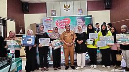 Para pemenang lomba masak PKK Desa Laren berfoto bersama Kepala Desa Arief Setiawan, SE. dan Ketua TP PKK Sari Fatmawati, S.Pd. usai penyerahan hadiah di Aula Balai Desa, Senin (22/12/2025). RW 2, RW 1, dan RW 7 menjadi tiga besar dalam lomba yang dinilai chef profesional dari Purwokerto ini. Foto: Istimewa.