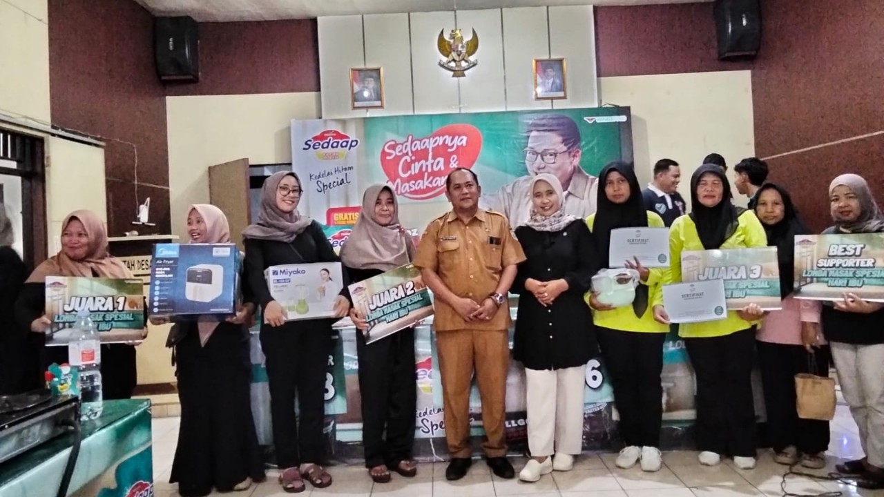 Para pemenang lomba masak PKK Desa Laren berfoto bersama Kepala Desa Arief Setiawan, SE. dan Ketua TP PKK Sari Fatmawati, S.Pd. usai penyerahan hadiah di Aula Balai Desa, Senin (22/12/2025). RW 2, RW 1, dan RW 7 menjadi tiga besar dalam lomba yang dinilai chef profesional dari Purwokerto ini. Foto: Istimewa.