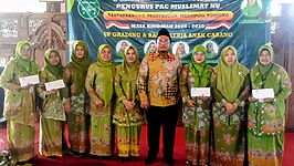 Anggota DPRD Jateng H. Musyaffa berfoto bersama pengurus dan kader Muslimat NU Brebes Selatan usai pelantikan PAC periode 2025-2030 di Pendopo II Kawedanan Bumiayu, Minggu (21/12/2025). Foto: Portal Pantura/Imam Muzaky.