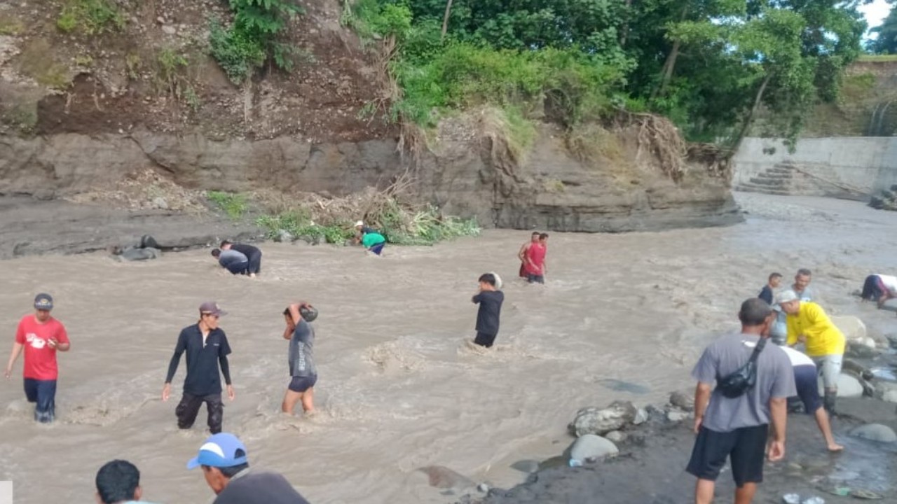 Warga RT 05 TR 09 Desa Kutamendala gotong royong di sungai Pedes usai arus sungai ancam rumah warga.