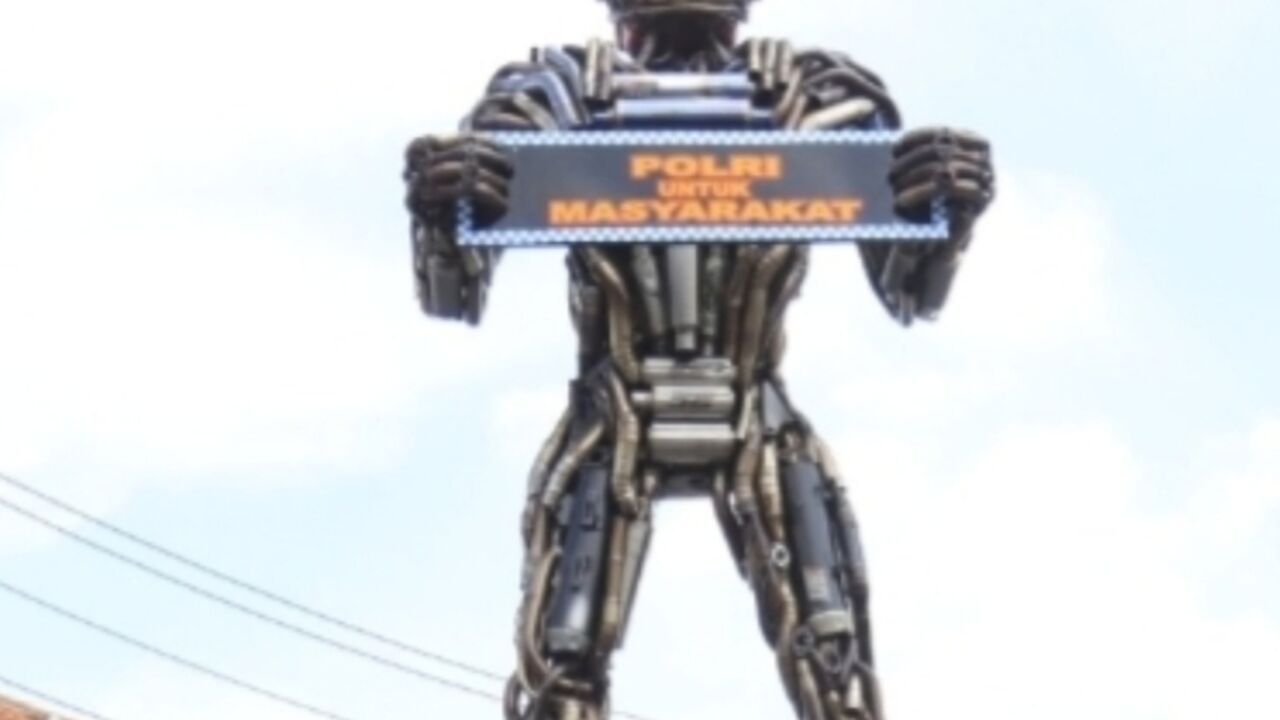 Patung Robot Knalpot Brong Exit Tol  Simbol Komitmen Polres Tegal