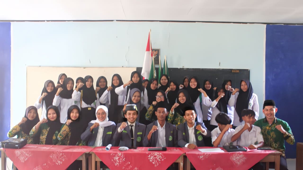 Pengurus dan peserta pelatihan administrasi PR IPNU-IPPNU Galuhtimur berfoto bersama di MTs Al-Ittihadiyah 2, Minggu (7/12/2025). Hadir pula jajaran PC IPNU-IPPNU Brebes sebagai pendamping dan pemateri. Foto: Portal Pantura/Imam Muzaky.