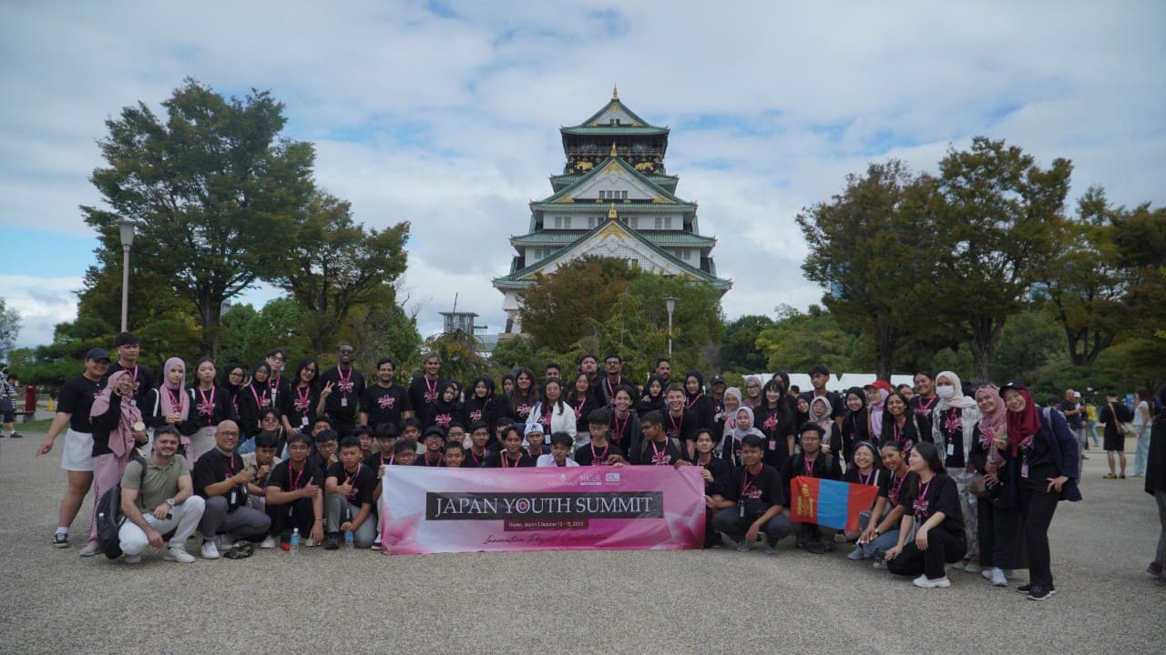 Para peserta Japan Youth Summit 2025 berkumpul di Osaka, Jepang, 12-15 Oktober 2025. Lebih dari seratus pemimpin muda dari 20 negara hadir dalam forum bertema "Innovate for Tomorrow". Foto: dok. Youth Break the Boundaries.