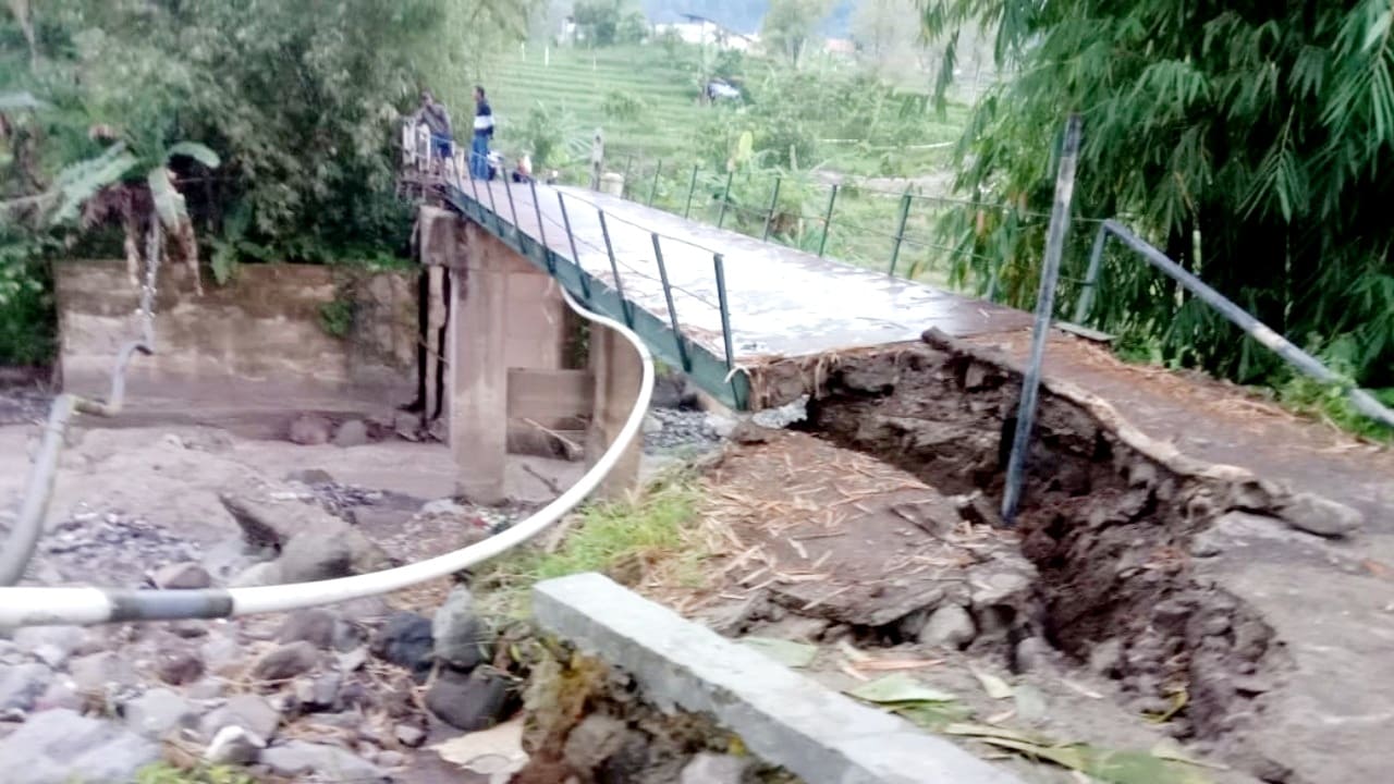 Kondisi oprit Jembatan Mlayang yang ambrol akibat dihantam arus Sungai Keruh Behet, Sabtu (6/12/2025). Hanya tersisa kurang dari satu meter konstruksi yang penuh retakan. Foto: Istimewa.