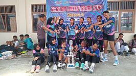 Para pemain SMPN 1 Bantarkawung berpose dengan trofi juara pertama bola voli putri pada ajang Gebyar MUTUBUMI Cup 2025 yang berlangsung di SMK MUTUBUMI, Brebes. Kompetisi ini diikuti 13 tim dari berbagai SMP se-Kabupaten Brebes. Foto: dok. SMK MUTUBUMI.