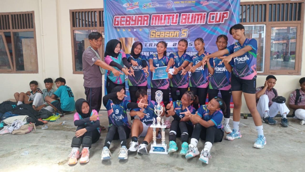 Para pemain SMPN 1 Bantarkawung berpose dengan trofi juara pertama bola voli putri pada ajang Gebyar MUTUBUMI Cup 2025 yang berlangsung di SMK MUTUBUMI, Brebes. Kompetisi ini diikuti 13 tim dari berbagai SMP se-Kabupaten Brebes. Foto: dok. SMK MUTUBUMI.