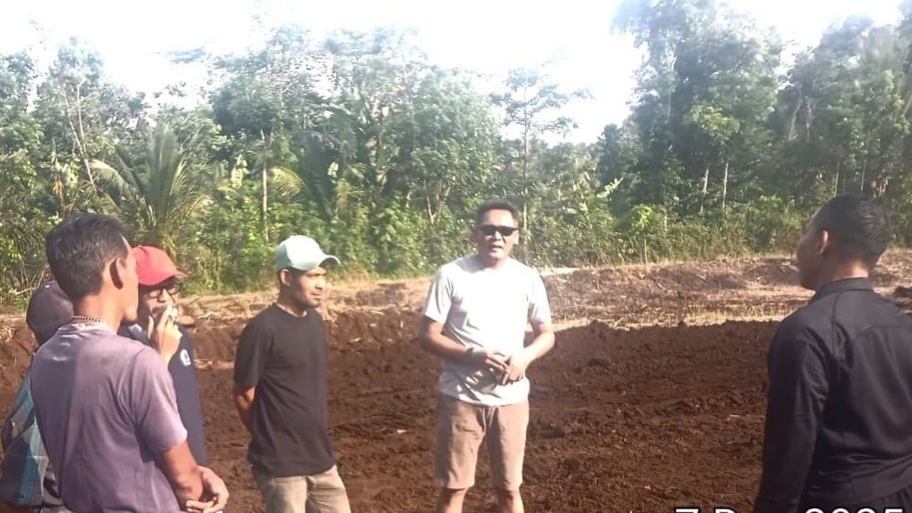 Kepala Desa Kalijurang Edi Riyanto S.H. bersama Camat Tonjong Lukman Hakim S.H., S.I.P. meninjau langsung progres pembangunan Koperasi Desa Merah Putih (KDMP) di RT 06 RW 06 Kalisalak, Desa Kalijurang, Brebes. Keduanya memastikan pembangunan berjalan sesuai rencana demi kesejahteraan masyarakat. Foto: Portal Pantura/Yudhi Prasetyo.