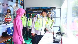 Kapolres Brebes AKBP Lilik Ardhiansyah saat meninjau kesiapan personel di Pos Pengamanan Nataru 2025, Senin (22/12/2025). Kapolres meminta anggota tingkatkan kewaspadaan dan berikan pelayanan humanis kepada masyarakat. Foto: Humas Polres Brebes.