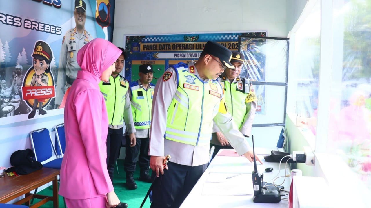 Kapolres Brebes AKBP Lilik Ardhiansyah saat meninjau kesiapan personel di Pos Pengamanan Nataru 2025, Senin (22/12/2025). Kapolres meminta anggota tingkatkan kewaspadaan dan berikan pelayanan humanis kepada masyarakat. Foto: Humas Polres Brebes.