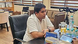 Kepala Satuan Reserse Kriminal Polres Brebes, AKP Resandro Hendriajati, memberikan keterangan terkait penyelidikan kasus meninggalnya Azka Rizki Fadholi di Mapolres Brebes, Selasa (16/12/2025). Foto: dok. Humas Polres Brebes.