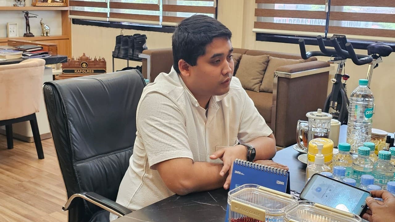 Kepala Satuan Reserse Kriminal Polres Brebes, AKP Resandro Hendriajati, memberikan keterangan terkait penyelidikan kasus meninggalnya Azka Rizki Fadholi di Mapolres Brebes, Selasa (16/12/2025). Foto: dok. Humas Polres Brebes.