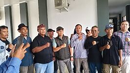 Perwakilan LSM Hati Kita dan Gerakan Otak Sehat (Gertak) berfoto bersama usai melakukan audiensi di Kantor Kejaksaan Negeri Brebes, Februari 2025. Kedua lembaga ini mendesak kejelasan penanganan laporan dugaan pelanggaran pemilu 2024 yang telah berjalan hampir setahun.