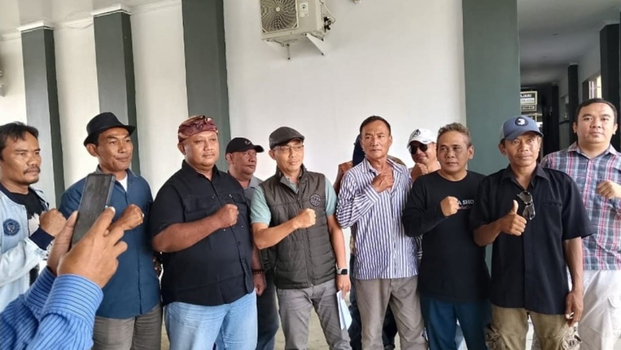 Perwakilan LSM Hati Kita dan Gerakan Otak Sehat (Gertak) berfoto bersama usai melakukan audiensi di Kantor Kejaksaan Negeri Brebes, Februari 2025. Kedua lembaga ini mendesak kejelasan penanganan laporan dugaan pelanggaran pemilu 2024 yang telah berjalan hampir setahun.