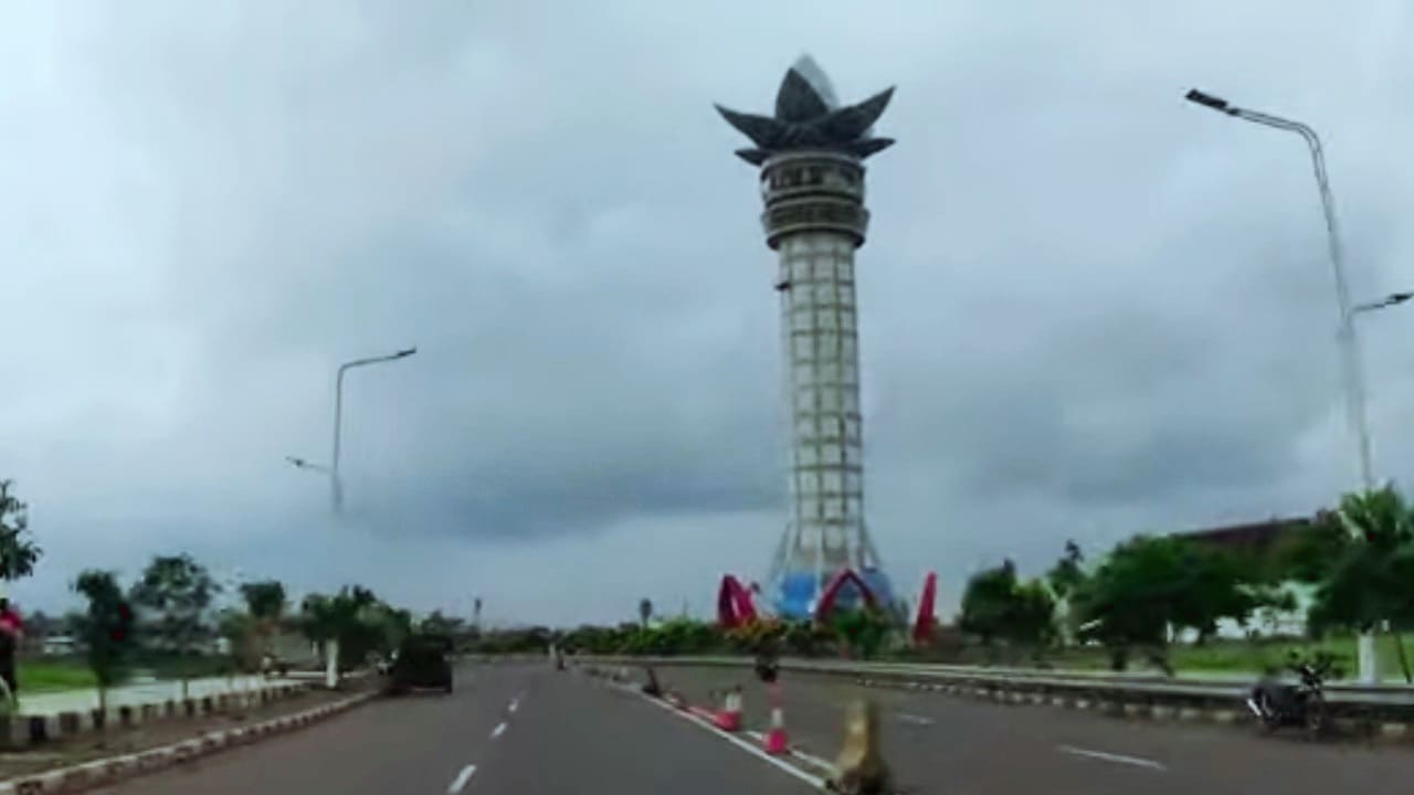 Menara Pandang Teratai di Jalan Soekarno, Purwokerto, menjadi ikon baru Kabupaten Banyumas sejak diresmikan pada 2022. Menara setinggi lima lantai ini dilengkapi jembatan kaca di lantai tiga, coffee shop di lantai satu, dan area outdoor di lantai atas. Buka setiap hari pukul 09.00-22.00 WIB. Foto: Ist