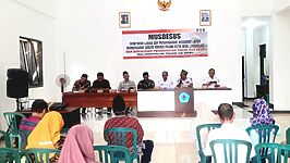 Kepala Desa Linggapura Mustain menyampaikan paparan tentang rencana pembangunan gerai Koperasi Desa Merah Putih (KDMP) di lahan bengkok desa saat Musdesus, Rabu (24/12/2025). Kades optimis lokasi strategis di pinggir jalan nasional Tegal-Purwokerto akan mendongkrak perekonomian warga. Foto: Portal Pantura/Yudhi Prasetyo.