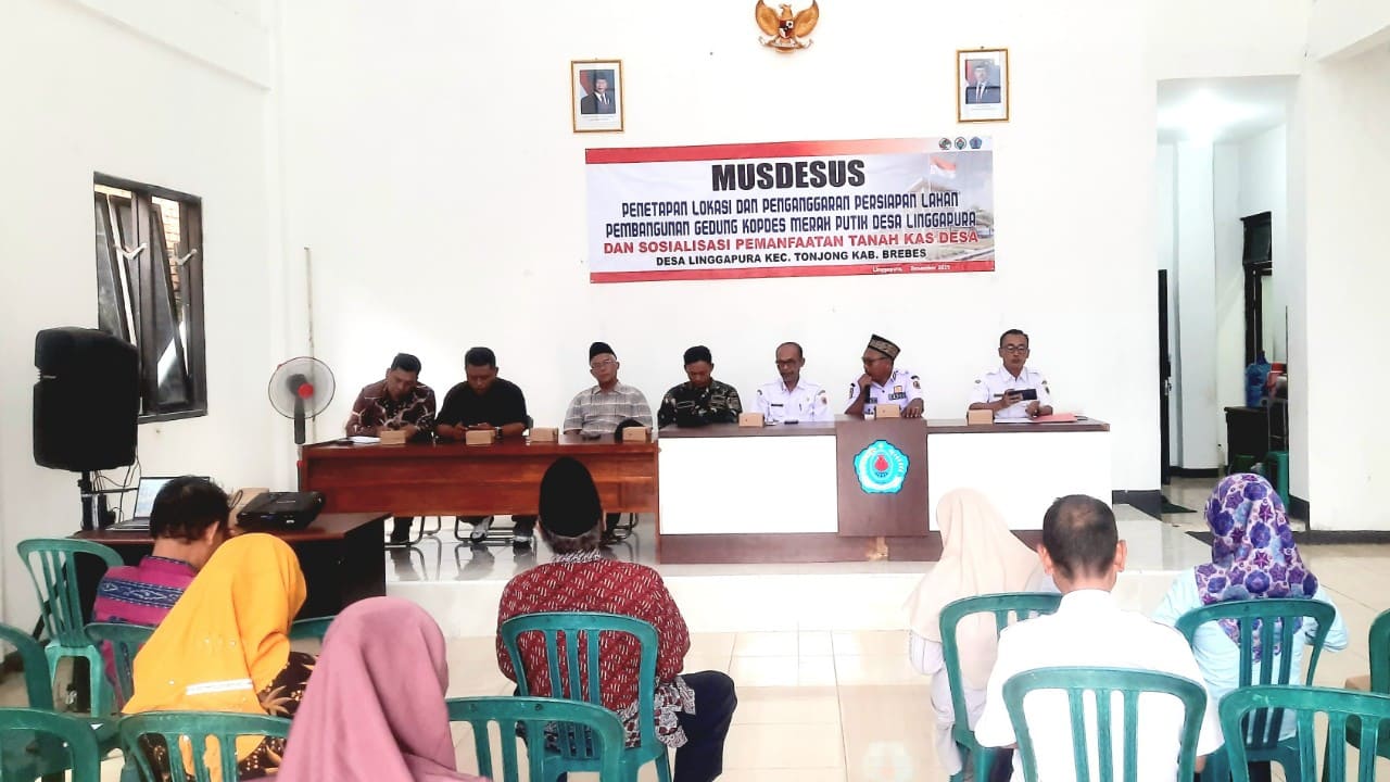 Kepala Desa Linggapura Mustain menyampaikan paparan tentang rencana pembangunan gerai Koperasi Desa Merah Putih (KDMP) di lahan bengkok desa saat Musdesus, Rabu (24/12/2025). Kades optimis lokasi strategis di pinggir jalan nasional Tegal-Purwokerto akan mendongkrak perekonomian warga. Foto: Portal Pantura/Yudhi Prasetyo.