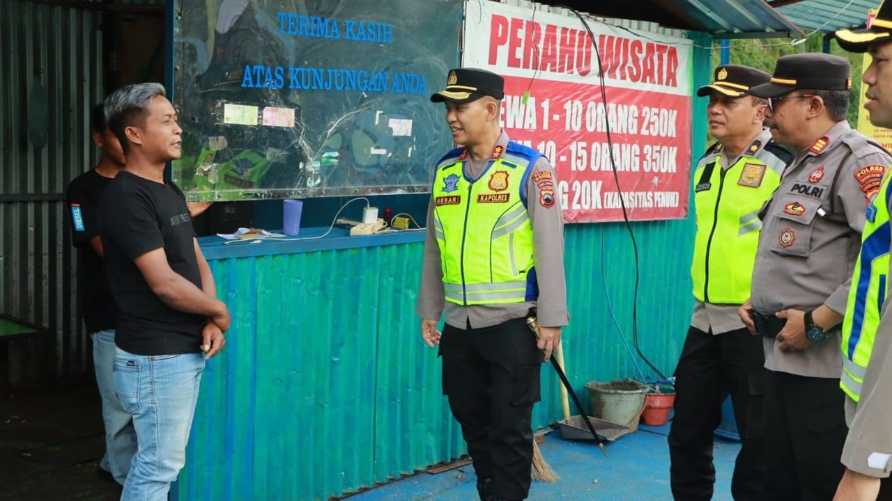 Personel Polda Jateng berkoordinasi dengan pengelola wisata saat patroli proaktif dialogis, Sabtu (20/12/2025). Kegiatan ini bagian dari pengamanan Nataru 2025-2026 di Jawa Tengah. Foto: Humas Polda Jateng