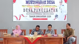 Kepala Desa Pangebatan H. Lukmanul Hakim (tengah) memimpin Musrenbangdes dan pembahasan RAPBDes 2026/2027 di Aula Desa Pangebatan, Kecamatan Bantarkawung, Kabupaten Brebes, Jumat (5/12/2025). Forum dihadiri BPD, tokoh masyarakat, dan unsur kecamatan untuk menyusun prioritas pembangunan desa. (Portal Pantura/Yudhi Prasetyo)