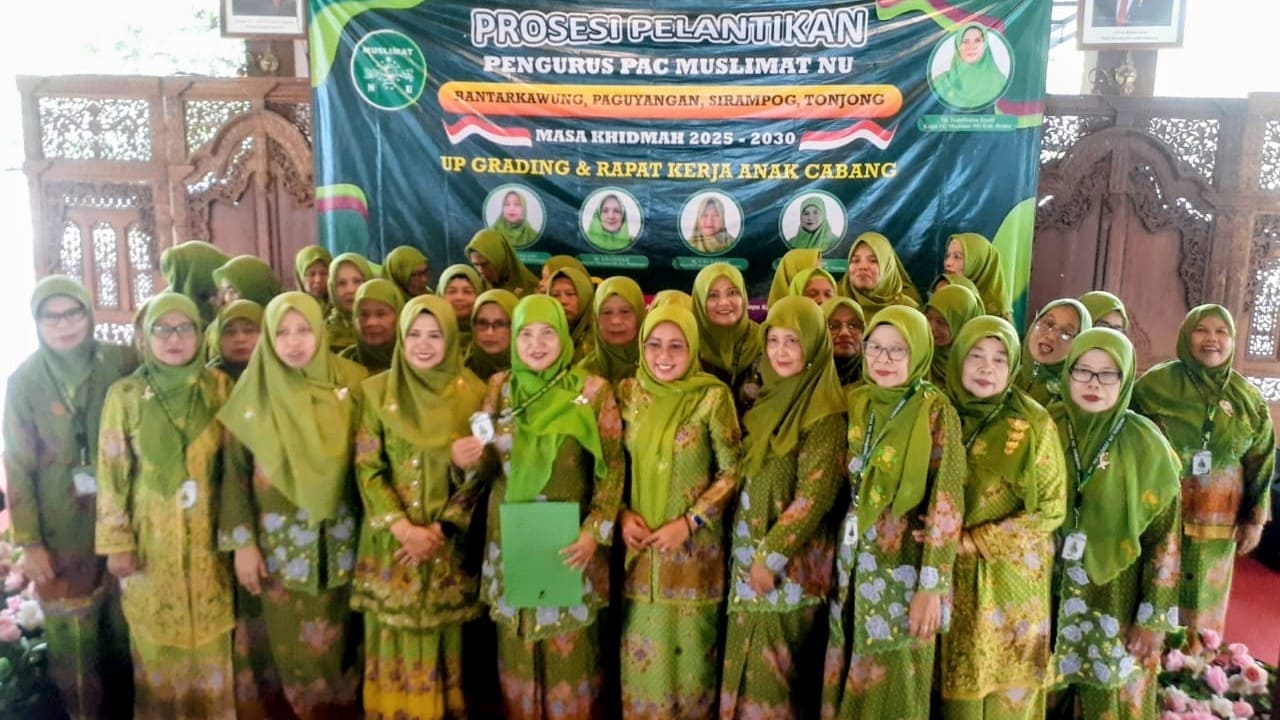 Para ketua PAC Muslimat NU Brebes Selatan yang baru dilantik berfoto bersama usai pelantikan di Bumiayu, Minggu (21/12/2025). Foto: Portal Pantura/Imqm Muzaky.