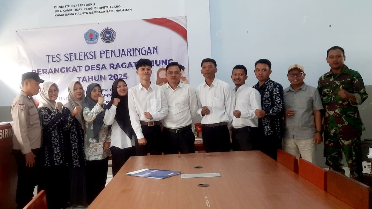 Peserta seleksi Kadus I Pesawahan Desa Ragatunjung berfoto bersama panitia, Pemerintah Desa Ragatunjung, unsur Kecamatan Paguyangan, Babinsa, dan Bhabinkamtibmas usai mengikuti tes di UMBS, Sabtu (13/12/2025). Foto: Portal Pantura/YudhibPrasetyo.