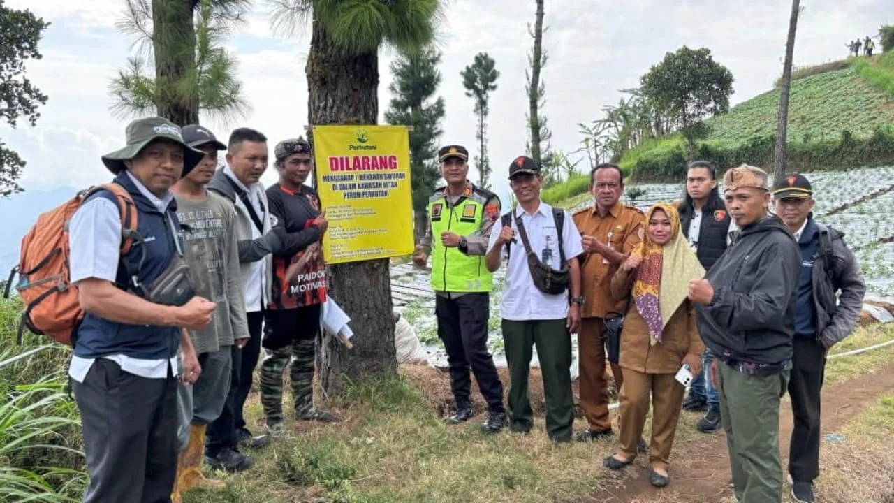 Mediasi antara Perhutani, Forkopimcam, dan warga Paguyangan membahas penggarapan ilegal hutan lindung petak 24 di Aula Kecamatan Paguyangan, Senin (1/12/2025). Pertemuan menghasilkan kesepakatan penghentian aktivitas di kawasan rawan bencana. Foto: Istimewa.