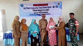 Kepala Desa Purwodadi Listusi S.Pd. menyerahkan BLT Dana Desa triwulan IV tahun 2025 kepada warga penerima bantuan, disaksikan Camat Tonjong Lukman Hakim SH. S.I.P. , di Kantor Desa Purwodadi, Kecamatan Tonjong, Brebes, Minggu (8/12/2025). Bantuan ini mencakup periode Oktober hingga Desember 2024. Foto: Portal Pantura/Yudhi Prasetyo.