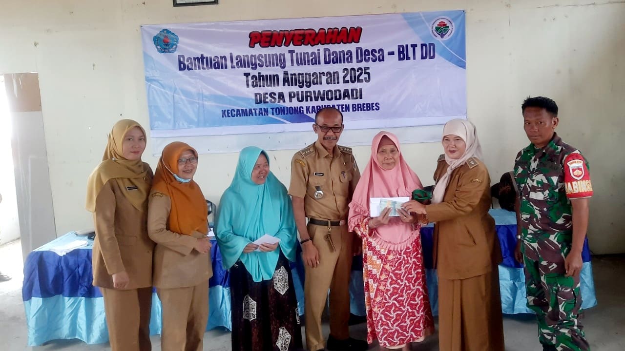Kepala Desa Purwodadi Listusi S.Pd. menyerahkan BLT Dana Desa triwulan IV tahun 2025 kepada warga penerima bantuan, disaksikan Camat Tonjong Lukman Hakim SH. S.I.P. , di Kantor Desa Purwodadi, Kecamatan Tonjong, Brebes, Minggu (8/12/2025). Bantuan ini mencakup periode Oktober hingga Desember 2024. Foto: Portal Pantura/Yudhi Prasetyo.