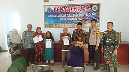 Kepala Desa Rajawetan Suparjo (tengah) bersama Camat Tonjong Lukman Hakim SH., S.I.P. (kanan) berfoto bersama penerima BLT Dana Desa triwulan IV di Aula Balai Desa Rajawetan, Brebes, Kamis (11/12/2025). Sebanyak 30 KPM menerima bantuan periode Oktober-Desember 2025. Foto: Portal Pantura/Yudhi Prasetyo.