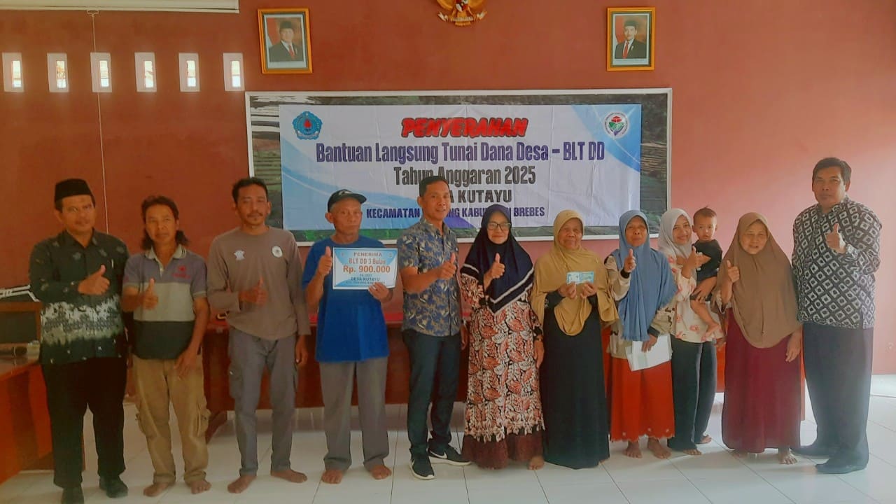 Warga Desa Kutayu menunjukkan rasa syukur setelah menerima BLT DD Triwulan IV sebesar Rp900 ribu. Mereka berfoto bersama Kepala Desa Masturo dan Pendamping Desa di Balai Desa Kutayu, Brebes, Kamis (11/12/2025). Foto: Portal Pantura/Yudhi Prasetyo.